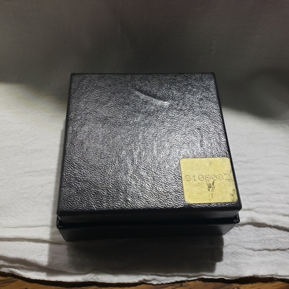 Beautiful Vintage Monet silvertone and Beige Swirl Enamel Flower Brooch - Picture 8 of 8